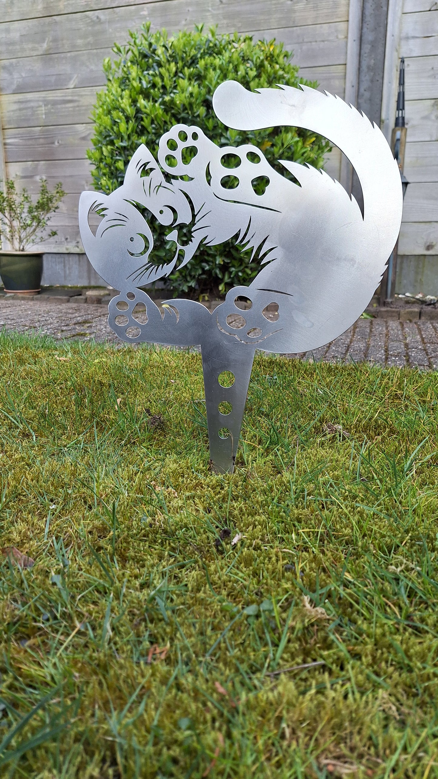 Speelse kat met opgerolde staart – decoratieve tuinprikker van cortenstaal