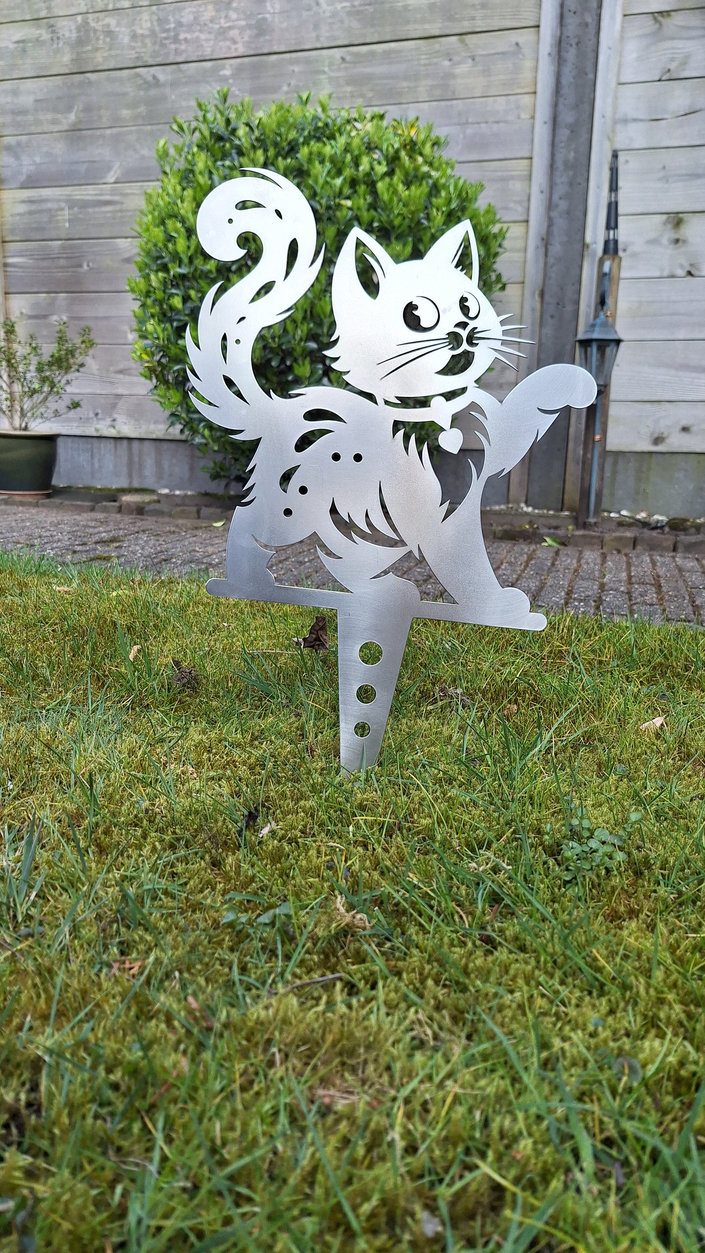 Cortenstalen tuinprikker van kat met hartje – liefdevolle tuindecoratie