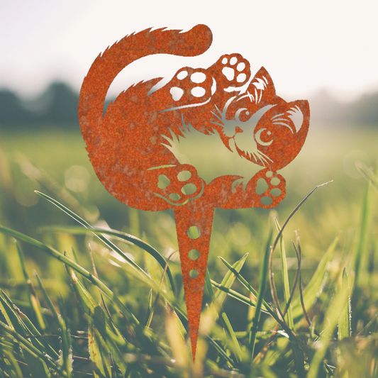 Speelse kat met opgerolde staart – decoratieve tuinprikker van cortenstaal